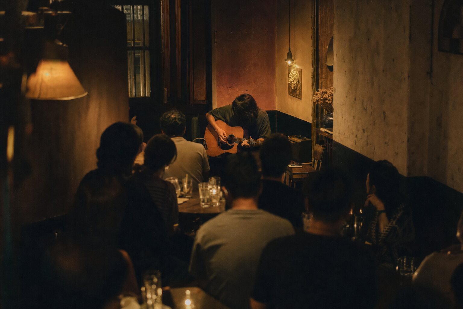 An acoustic set in the corner of the bar